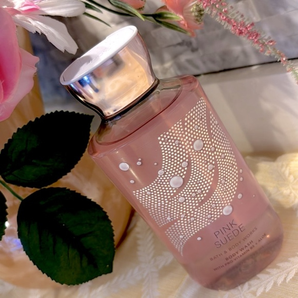 🆕 Bath & Body Works 2-Piece Pink Suede 24 Hr Moisture Body Care Set - Picture 3 of 9